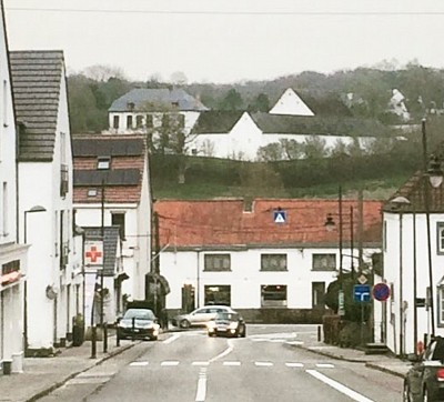 Lasne-Chapelle-Saint-Lambert - la descente vers le centre avec une vue sur la ferme de la Kelle qui surplomb l’autre versant de la vallée