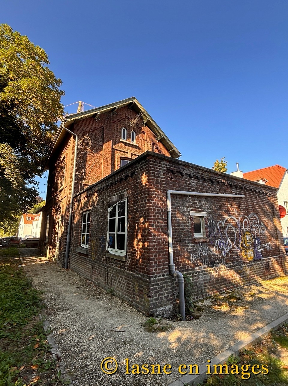 La gare , un bâtiment à sauvegarder impérativement . Un musée du tram peut-être ?