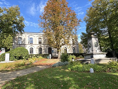 L’ancienne maison communale sur la place