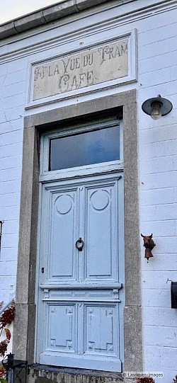 L’abri des voyageurs attendant le Tramway W