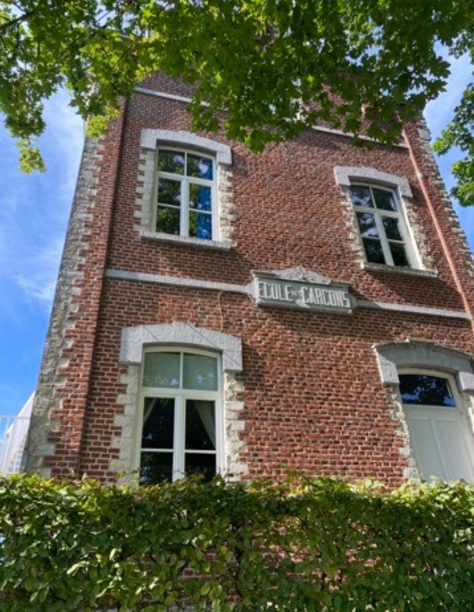 On observe encore sur le fronton des deux pans du bâtiment les indications ÉCOLE des GARCONS et ÉCOLE des FILLLES