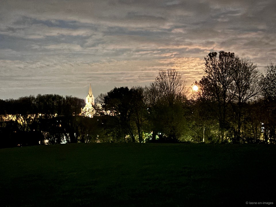 L’église éclairée par la lune