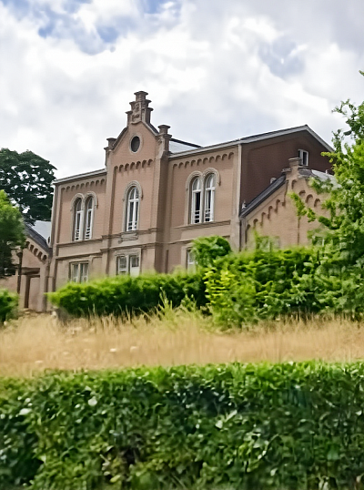 Actuellement on retrouve  les locaux du service Travaux, local pour le cercle d’Histoire et de Généalogie de Lasne et deux logements à loyer modéré