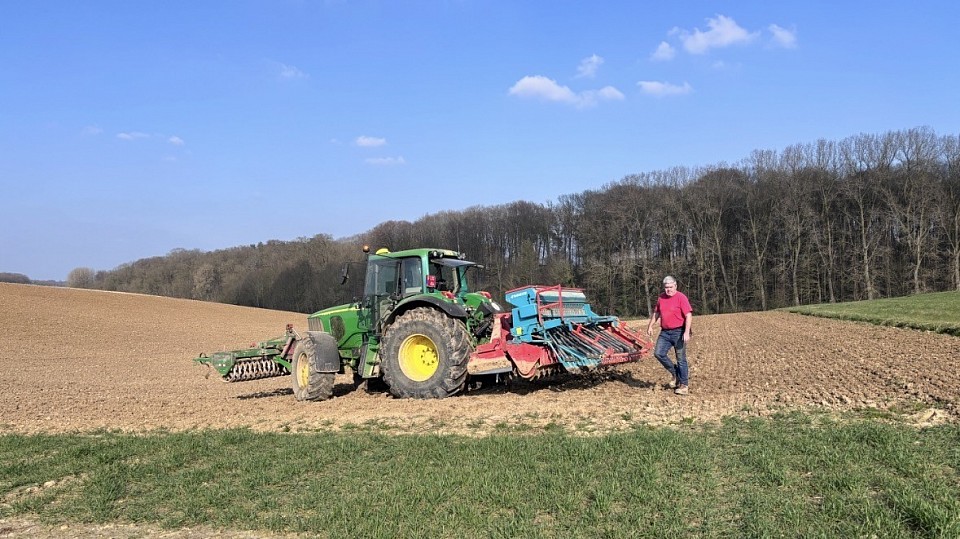 Maransart est un village encore tres  agricole. Ici Georges Focke qui sème l’orge en mars 2026