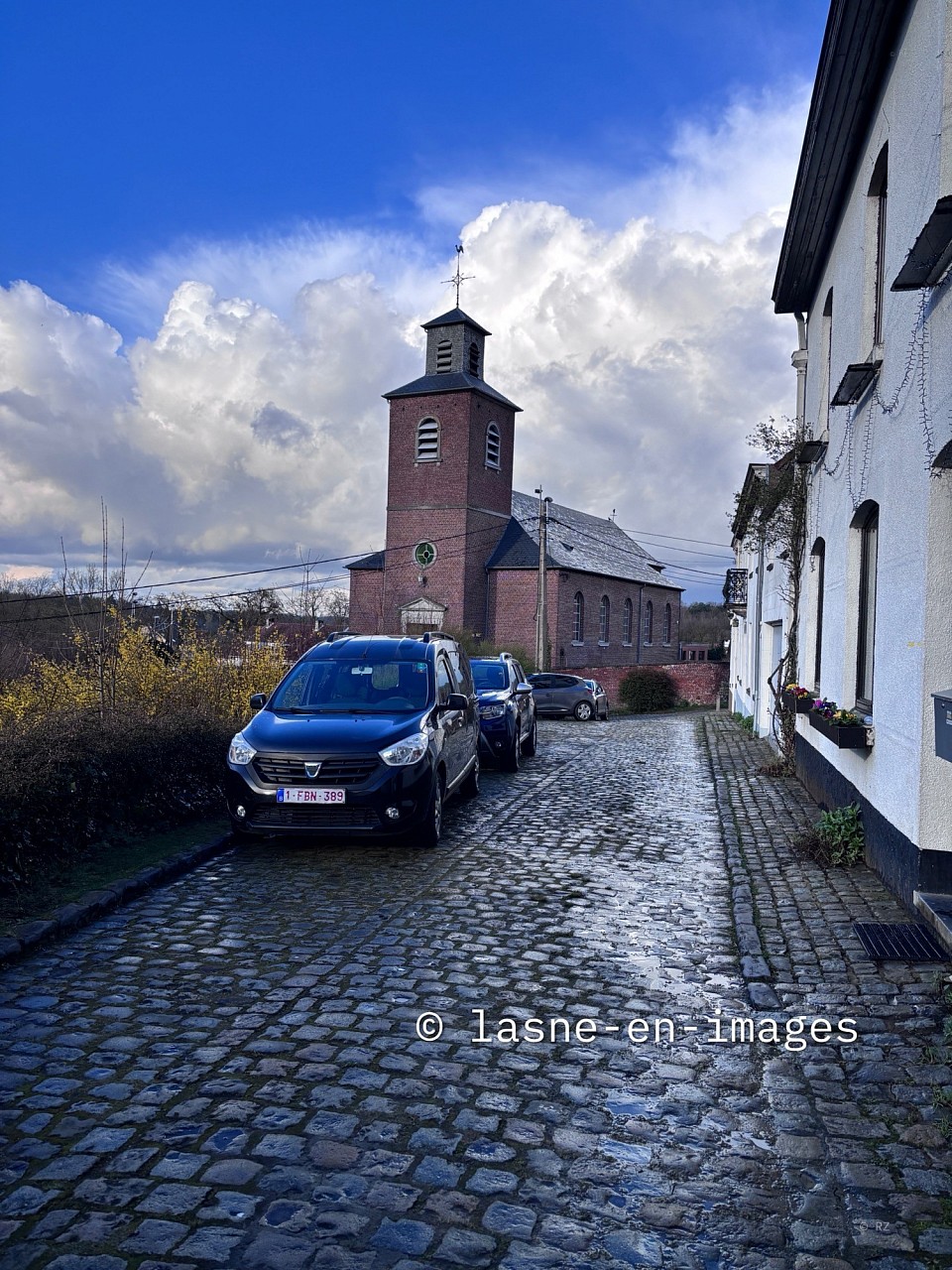 Le parvis de l’église Saint-Germain de Couture